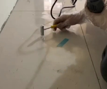 东湖瓷砖开裂维修公司专业分享瓷砖在铺贴前如果没有沥干水分，将会导致以下问题