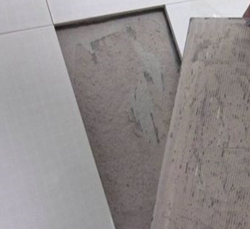 东湖瓷砖空鼓维修公司分享瓷砖铺贴时如果打浆（即涂抹在瓷砖背面和基层上的砂浆或瓷砖胶）过少，会带来以下问题
